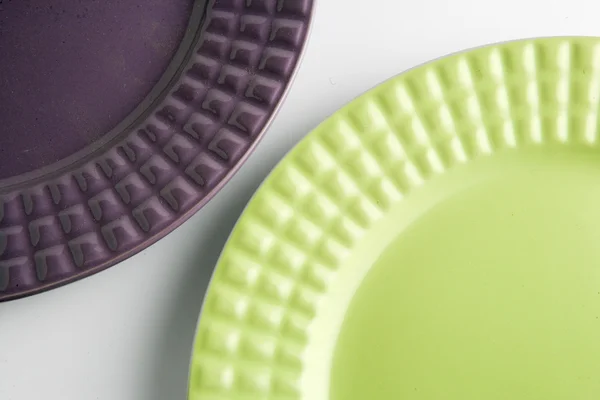 Violette und grüne Teller — Stockfoto