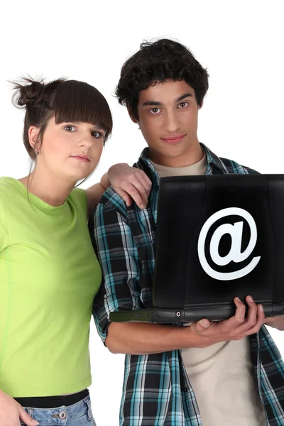 Les adolescents surfant sur Internet — Photo