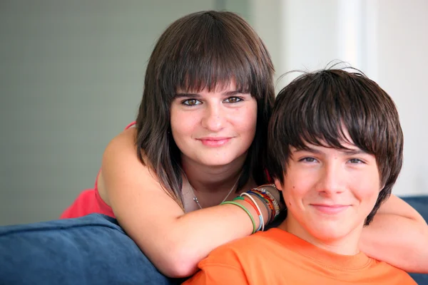 Brother and sister sat on couch — Stock Photo, Image