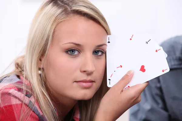 Девушка показывает покер карты — стоковое фото