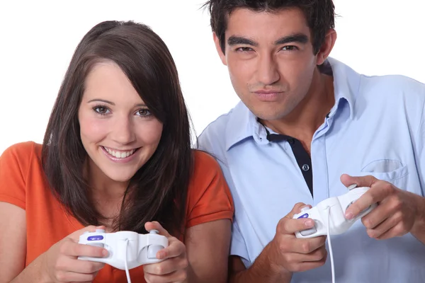 Casal jogando jogos de vídeo juntos — Fotografia de Stock