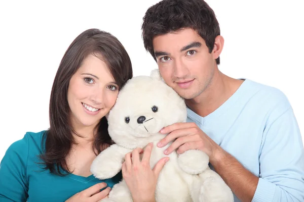 Giovane coppia holding peluche giocattolo — Foto Stock