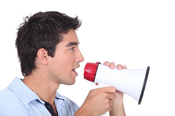 Hombre hablando en un megáfono — Foto de Stock