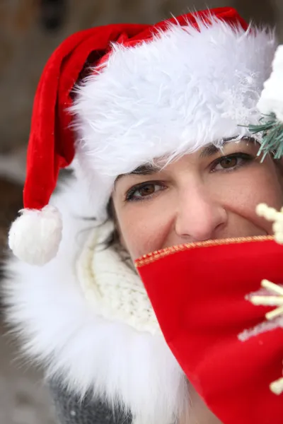 크리스마스 모자를 가진 여자 — 스톡 사진