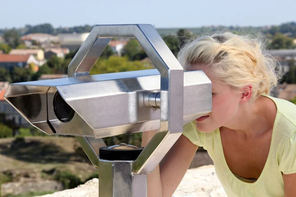 Mujer mirando a través del telescopio — Foto de Stock