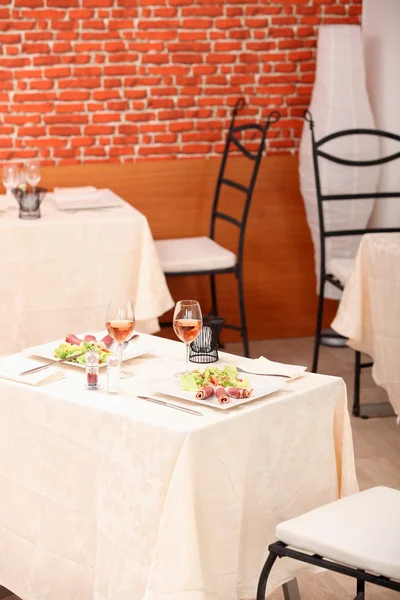 Mahlzeit für zwei Personen im Restaurant — Stockfoto