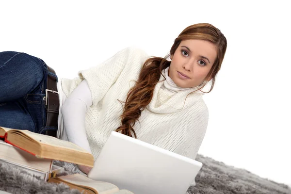 Menina fazendo lição de casa com computador portátil — Fotografia de Stock