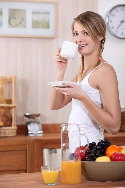 Mujer joven en ropa interior desayunando — Foto de Stock