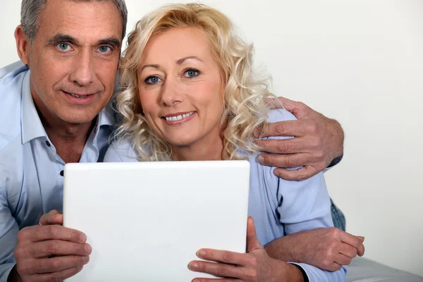 Casal de meia-idade com computador — Fotografia de Stock