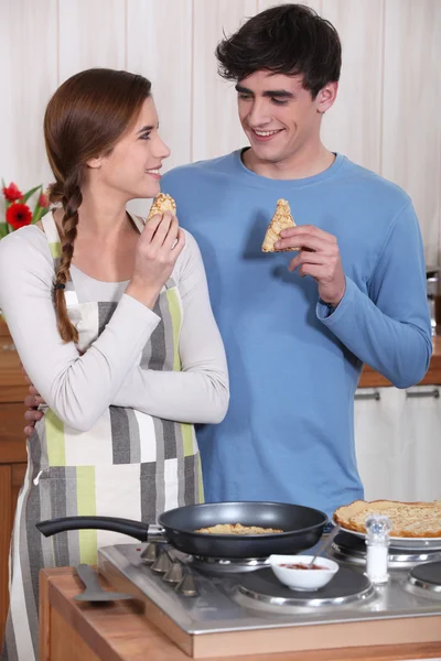 Paar isst Pfannkuchen — Stockfoto