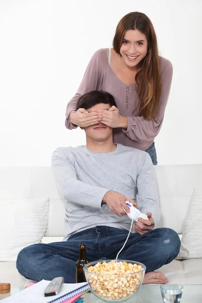 Casal brincando enquanto joga jogos de vídeo — Fotografia de Stock