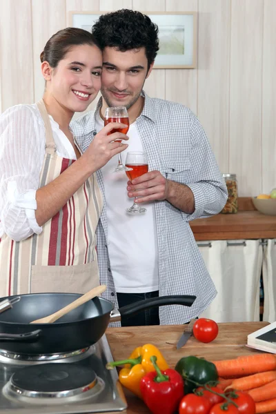 Paar in der Küche mit einem Glas Wein — Stockfoto