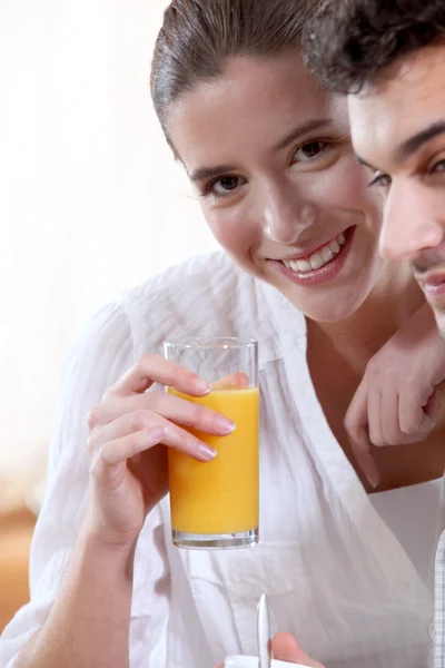 フルーツ ジュースを飲むカップル — ストック写真