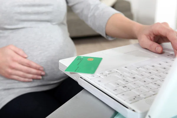 Mulher grávida sentou-se com laptop — Fotografia de Stock