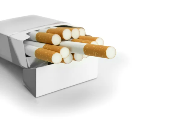 Открытая пачка сигарет — стоковое фото