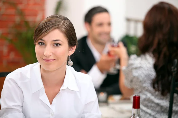 Женщина ест в ресторане — стоковое фото