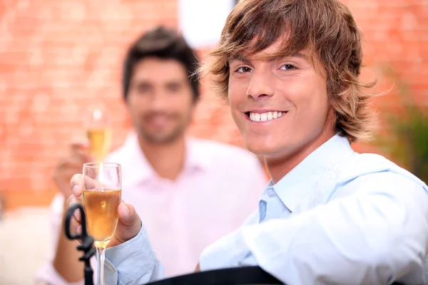 Mężczyzn picie szampana w restauracji — Zdjęcie stockowe