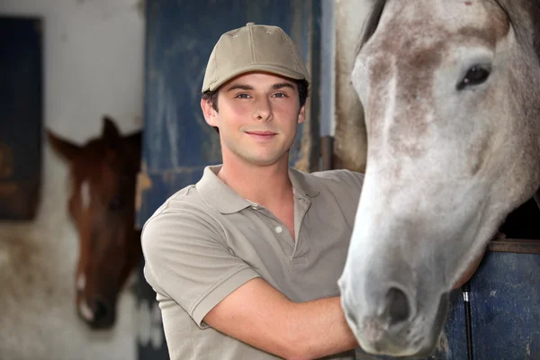 Подросток в конном центре — стоковое фото