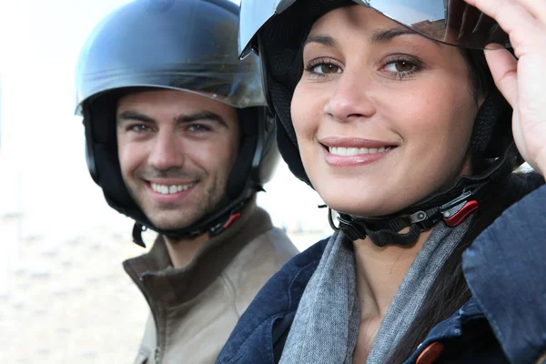 Casal usando capacetes de moto — Fotografia de Stock