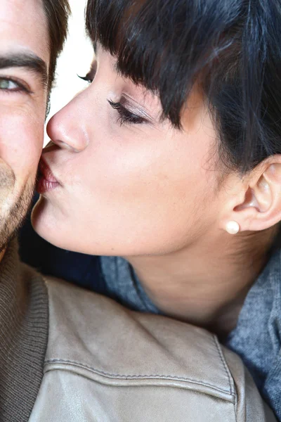 Mulher beijando homem — Fotografia de Stock