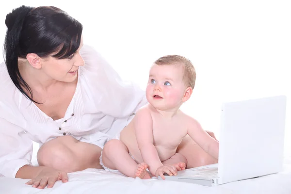 Madre y bebé con portátil — Foto de Stock