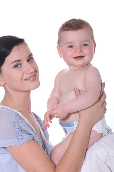 Leende ung mamma med en knubbig leende baby — Stockfoto