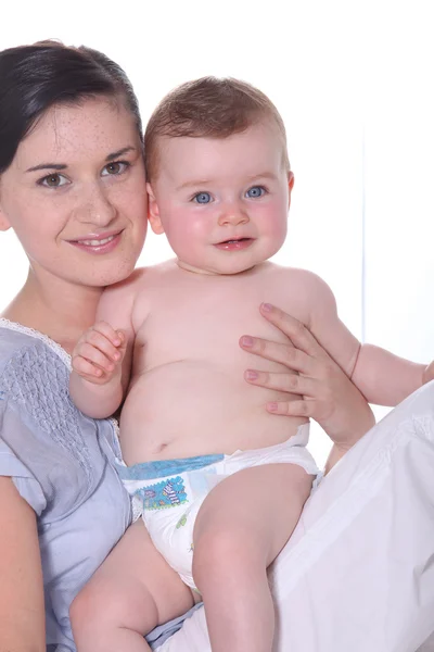 Kız holding bebek — Stok fotoğraf