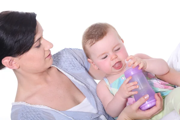 Anne bebek besleme şişe — Stok fotoğraf