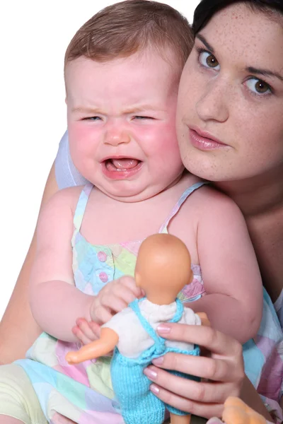 Мать с плачущим ребенком — стоковое фото