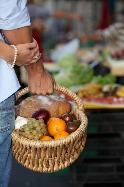 Una canasta llena de comida saludable —  Fotos de Stock