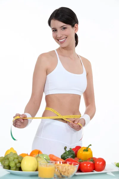 Mulher desportiva medindo cintura — Fotografia de Stock
