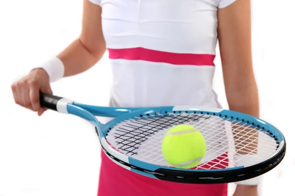 Onu raket ve top tutuyor tenisçi — Stok fotoğraf