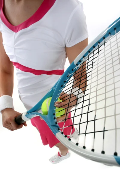 Primer plano de la mujer sosteniendo raqueta de tenis — Foto de Stock