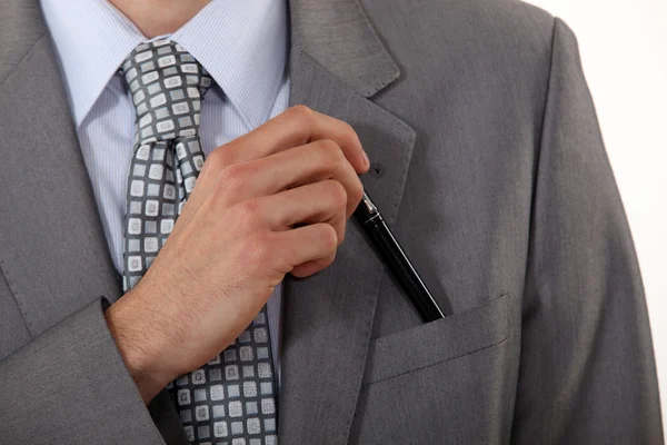 一个人把一支钢笔放在他口袋里的裁剪的图片. — 图库照片