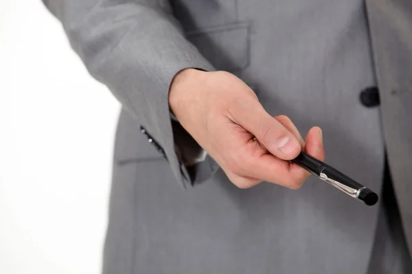 Fechar-se sobre um homem segurando uma caneta — Fotografia de Stock