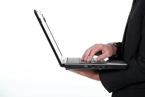Perfil de un hombre de negocios con un portátil — Foto de Stock