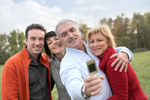 Family taking pictures in the countryside — Stock Photo, Image