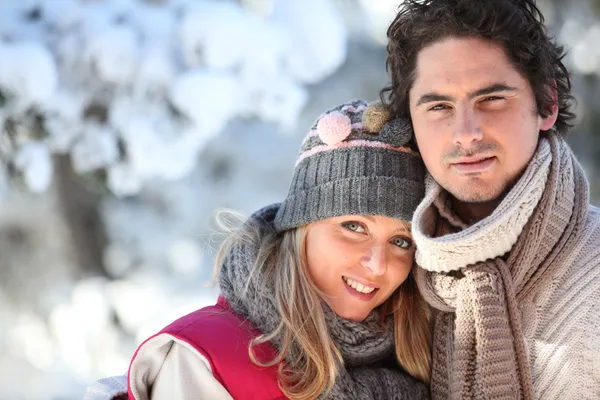 Par på en vinter promenad genom snön — Stockfoto