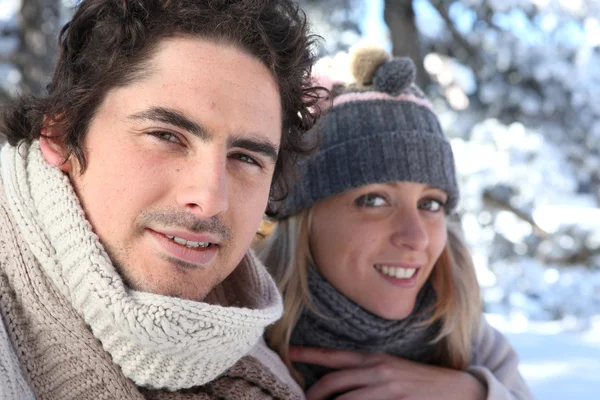 Casal feliz no passeio de inverno — Fotografia de Stock