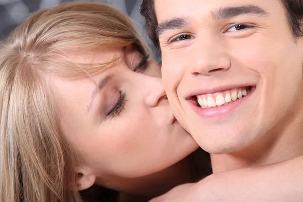 Donna baciare il suo fidanzato — Foto Stock