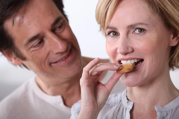 Frau isst Kekse — Stockfoto