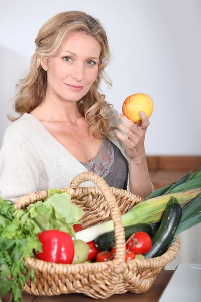 Frau hält Apfel. — Stockfoto