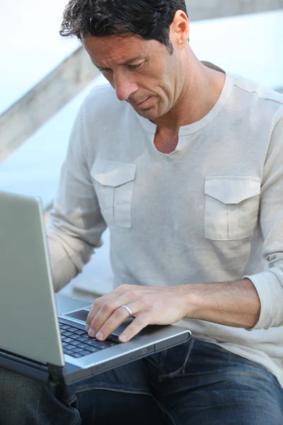 Hombre con computadora —  Fotos de Stock