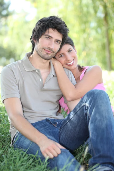 Пара сидить на траві — стокове фото