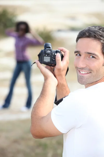 Homem tirando uma foto de sua namorada — Fotografia de Stock