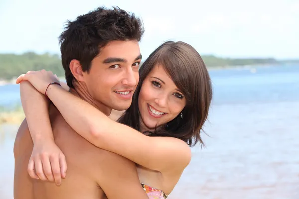 Adolescenti che abbracciano sulla spiaggia — Foto Stock
