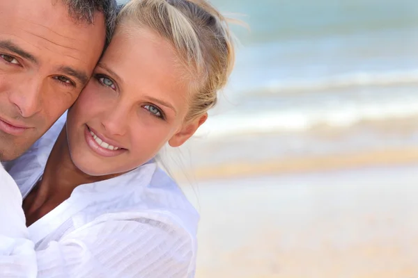 Paar omhelzingen op het strand — Stockfoto