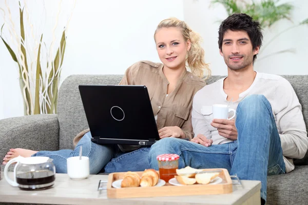 Par med frukost med dator — Stockfoto