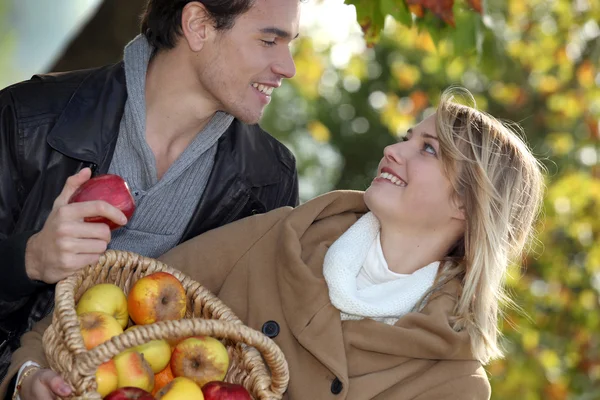 Paar met appel — Stockfoto