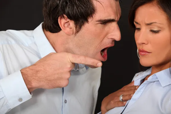 Mann extrem wütend auf Freundin — Stockfoto